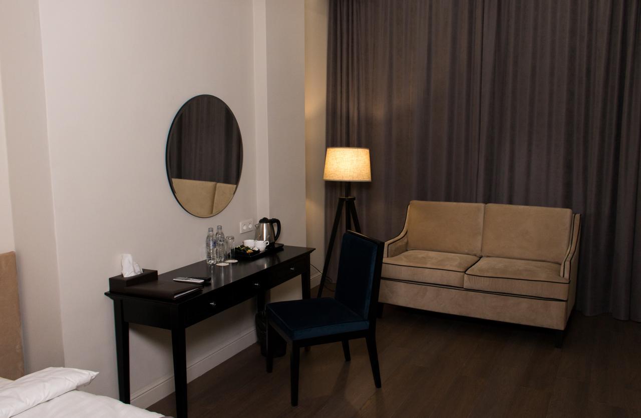 Madison Ave Hotel Бишкек Екстериор снимка