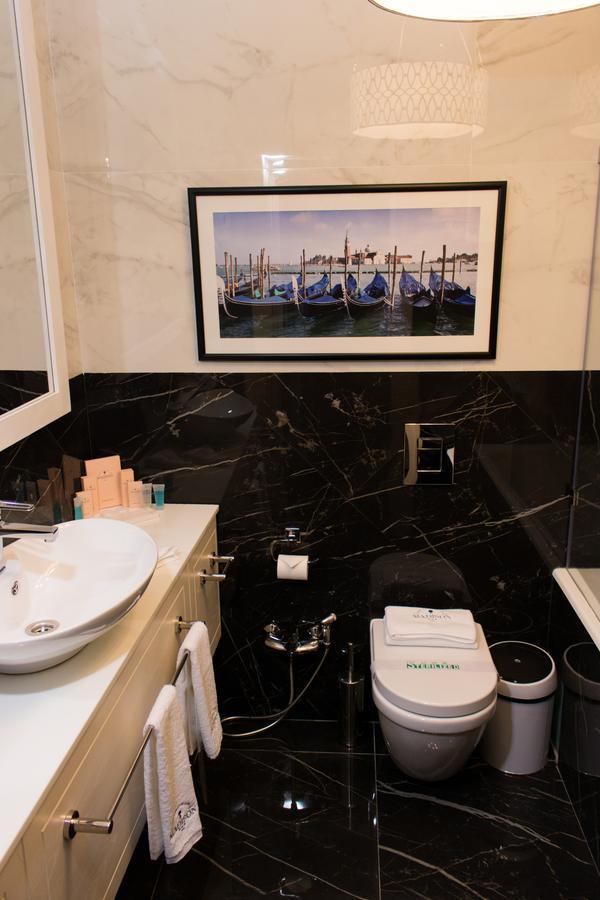 Madison Ave Hotel Бишкек Екстериор снимка