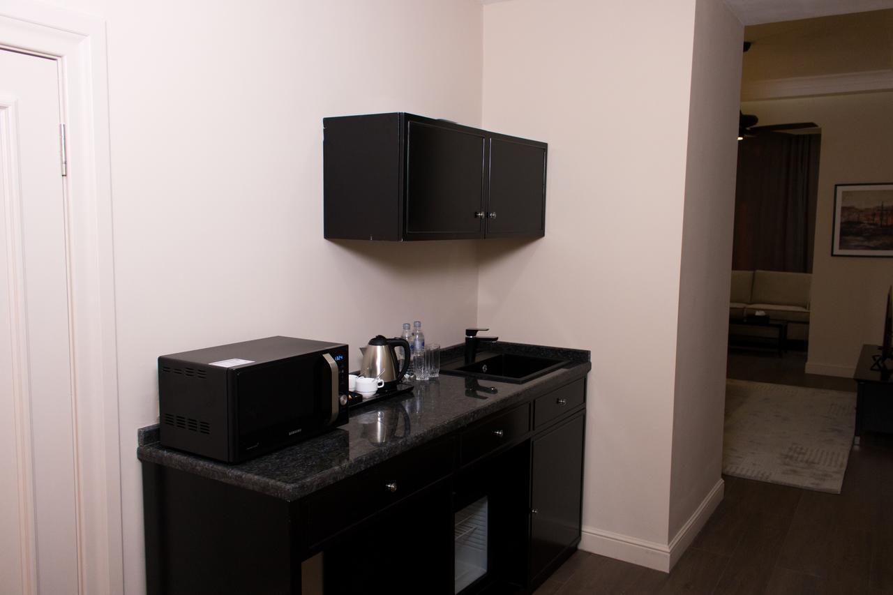 Madison Ave Hotel Бишкек Екстериор снимка