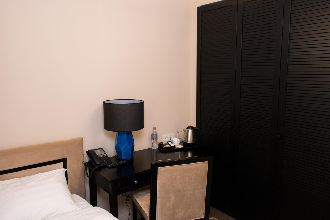 Madison Ave Hotel Бишкек Екстериор снимка