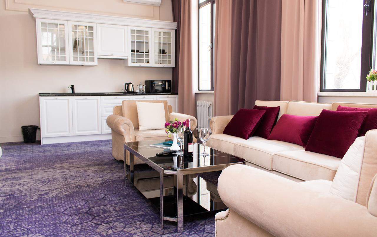 Madison Ave Hotel Бишкек Екстериор снимка